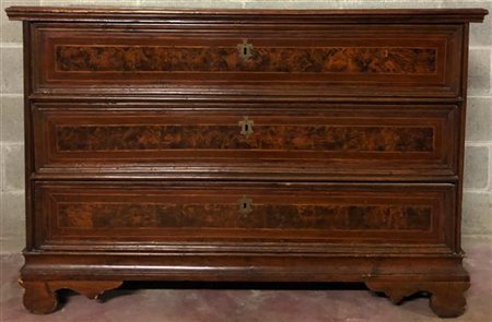 Cassettone con fronte e fianchi a tre cassetti radicati, piedi a mensola. Secol