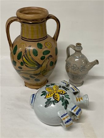 Manifattura di Caltagirone, lotto composto da un versatoio e un vaso biansato f