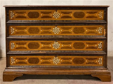 Comò lastronato, intarsiato e filettato a motivi geometrici in osso, fronte a t