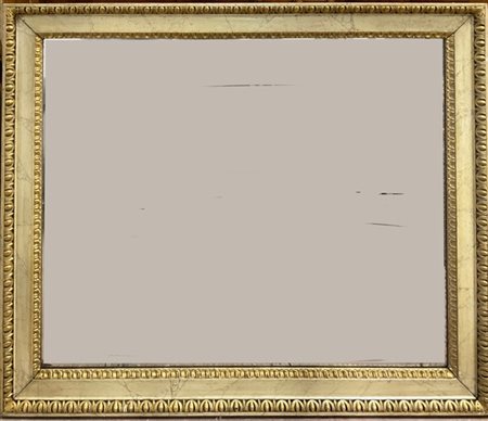 Specchiera con cornice in legno laccato a finto marmo decorata con fregi dorati