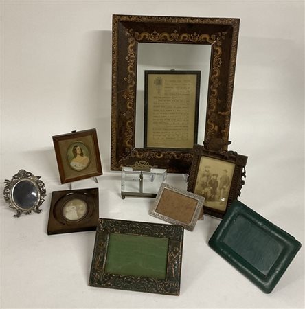 Cartone contenente cornici portafoto di fatture, materiali e dimensioni differe