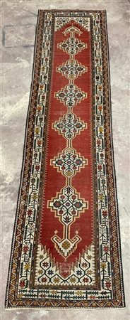 Tappeto passatoia Bachtiari, Persia, inizio secolo XX. Decoro con sei medaglion