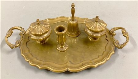 Calamaio in bronzo composto da vassoio biansato, due porta inchiostro, porta pe