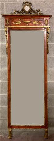 Specchiera in legno intagliato laccato e dorato decorata a fregi, volute e moti