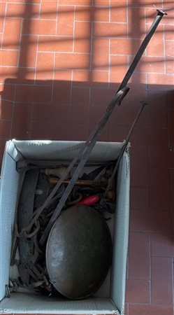 Cartone contenente chiavi di diversa epoca e decoro e oggetti di diveso uso e m