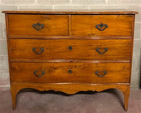 Comò in legno mosso sul fronte a due cassetti più due in linea sottopiano. Fasc