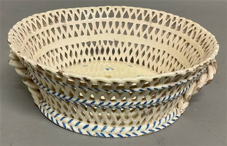 Cestino in terraglia traforato a finto vimini e decorato nei toni del blu a mot