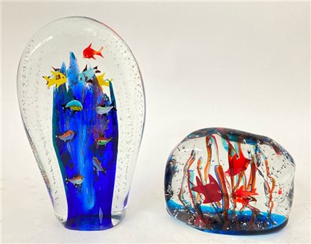 Lotto di due sculture in vetro sommerso raffiguranti acquari. (cm h 29,5; cm h