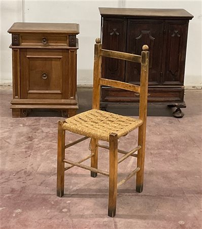 Lotto composto da una sedia e due comodini di diversa epoca (difetti)