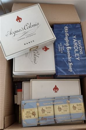 Cartone contenente numerosi saponi di diversa epoca e marca