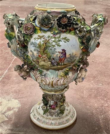 Vaso biansato in porcellana decorato in policromia a scena galante e fiori, app