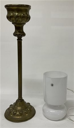 Lotto composto da un posacenere da terra in metallo dorato ed una lampada in ve
