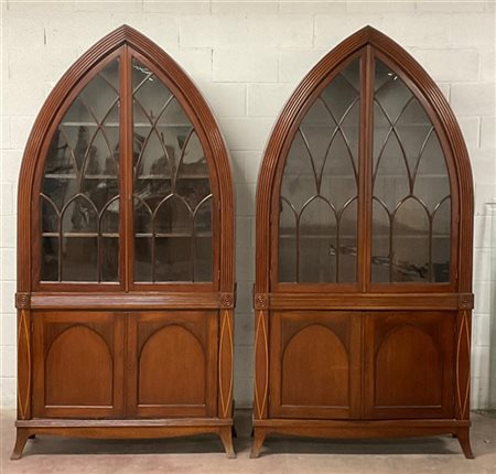 Coppia di librerie a due corpi in mogano con montanti intarsiati in legno chiar