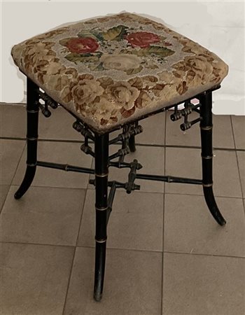 Sgabello in legno laccato e dorato a finto bambù con seduta a piccolo punto e p