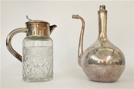 Lotto composto da un rinfrescatoio in cristallo e un versatoio in metallo (h. m