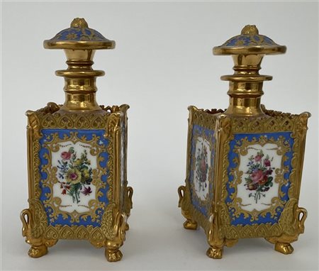 Manifattura francese, secolo XIX. Coppia di bottiglie in porcellana decorate in