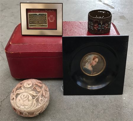 Lotto composto da una miniatura, una piccola cornice in argento, una scatola, un portatovaglioli con smalti, una scatolina tonda in pietra dura e una foglia in vetro acidato (difetti)