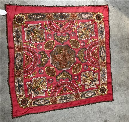 Ricamo in fili metallici su taffetà di seta rosso, recante Turgà (sigillo) del