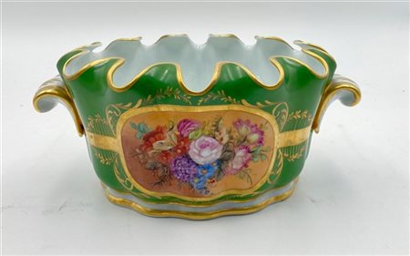 Manifattura di Limoges, vaso biansato in porcellana di forma stilizzata, dipint