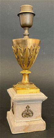 Base per lampada in bronzo dorato decorata a palmette con base in velluto decor