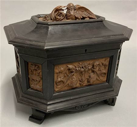 Scrigno in legno ebanizzato di forma ottagonale decorato con formelle a bassori