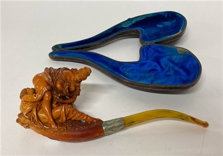 Pipa in schiuma di mare scolpita a scena erotica, ghiera in metallo inciso a mo