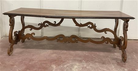 Tavolo fratino in legno intagliato con gambe a lira riunite da traversa (cm 218