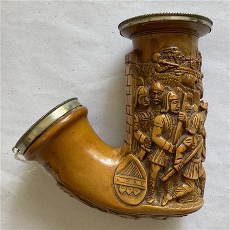 Pipa in schiuma di mare intagliata a scena di battaglia e volute, ghiere in met