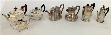 Lotto composto da sei teiere e una zuccheriera di dimensioni e fatture differen