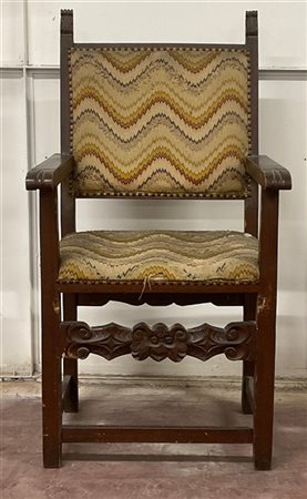 Poltrona in noce intagliato con schienale quadrato, braccioli terminanti a ricc