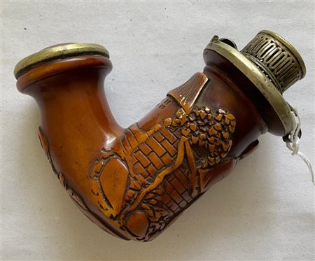 Pipa in schiuma di mare intagliata con figura in un villaggio, datata 1790 e de