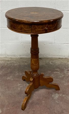 Tavolino da salotto di forma circolare ad un cassetto nella fascia, interamente