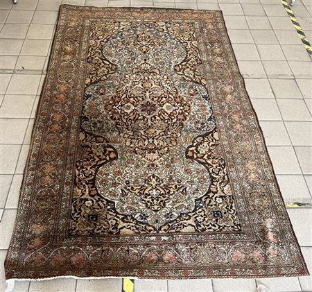 Tappeto Tabriz, Persia, prima metà del secolo XX. Decoro con grande medaglione