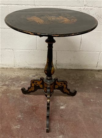 Tavolino a vela con piano circolare in legno ebanizzato con piano decorato a ch