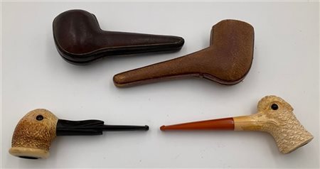 Lotto composto da due pipe in schiuma di mare intagliata a testa di volatile, b