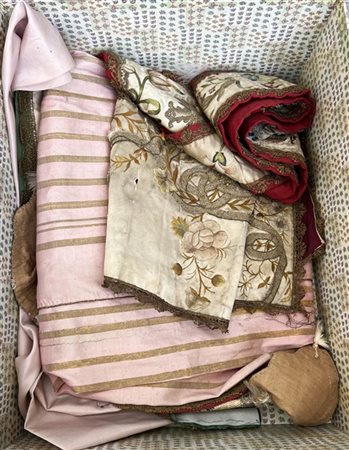 Cartone contenente numerosi tessuti in seta e broccati inlcuso un vecchio caffe