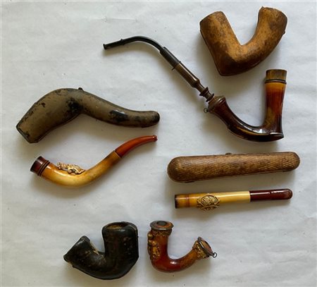 Lotto composto da quattro pipe decorate a stemmi araldici e monogramma in schiu