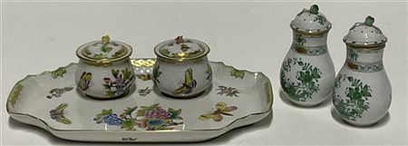 Manifattura ungherese Herend, lotto composto da un calamaio con vassoio decorat