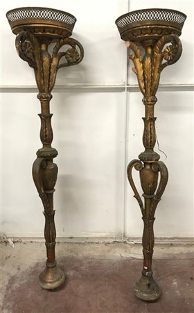 Coppia di torciere in legno intagliato e dorato con decoro a motivi fogliacei (