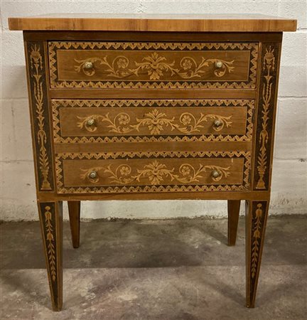 Comodino ad un anta ed un cassetto con fronte, fianchi e piano intarsiati e fil