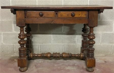 Tavolo in noce con cassetto sottopiano, gambe e traverse tornite secolo XVII (c