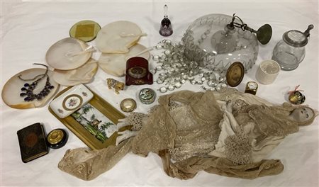 Cartone contenente numerosi oggetti di diverse fatture