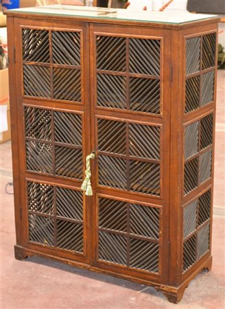 Credenza orientale a due ante fronte e fianchi a pannelli traforati con listell