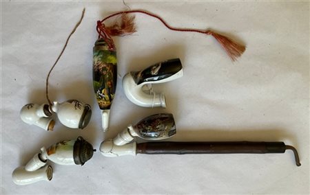 Manifattura tedesca del sec XIX. Lotto di cinque pipe in porcellana decorate a