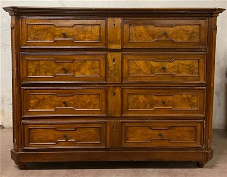 Antico cassettone a quattro cassetti pannelati e radicati sul fronte. Piedi a c