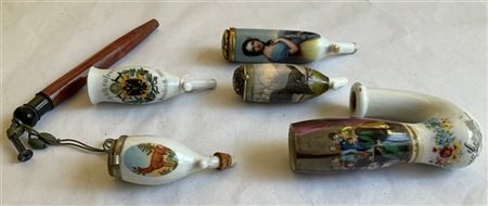 Manifattura tedesca del sec XIX. Lotto di cinque pipe in porcellana decorate a