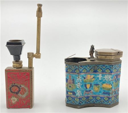 Lotto composto da due pipe da oppio in metallo cloisonnè con decoro a fiori e o