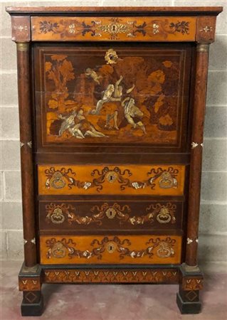Secretaire interamente intarsiato in osso e legni vari a scena classica nell'an