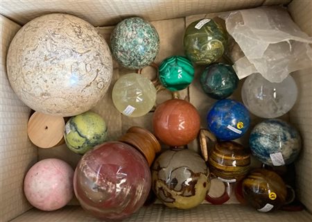 Cartone continente numerose sfere in marmo, quarzo e pietra dura (difetti)