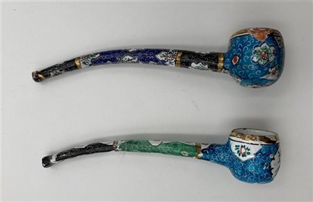Lotto composto da due pipe in metallo cloisonnè. Secolo XIX (L. cm 13) (difetti